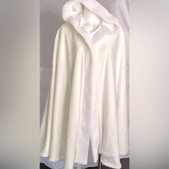 DOLLCAKE in Character Cloak Hooded White Faux Fur Cape Size XL - Picture 3 of 15